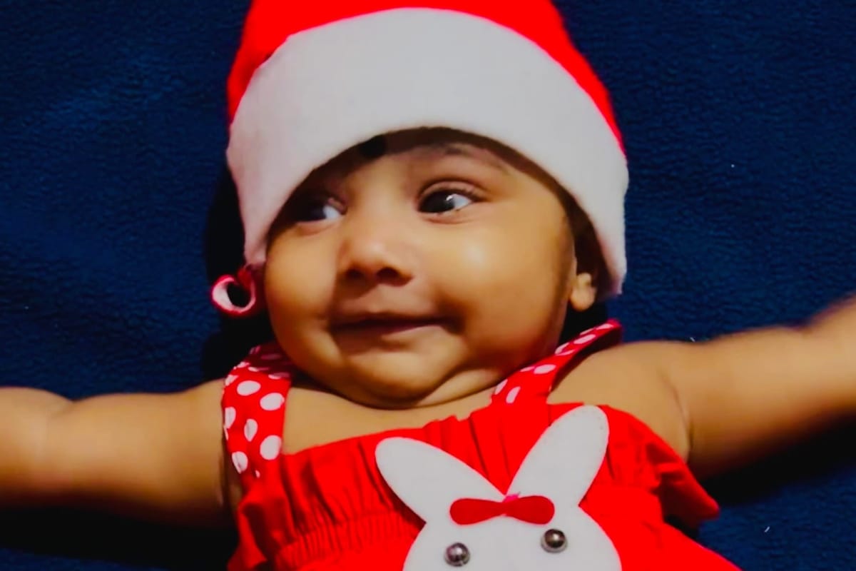 Anika’s First Christmas Photoshoot: A Festive Celebration Full of Smiles